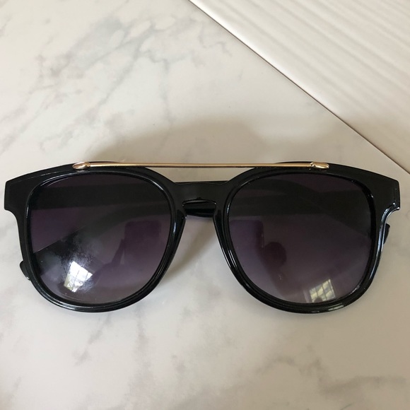 Accessories - 🌸Black Sunglasses with Gold Bar